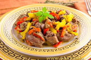 Куриная печень, жаренная с луком и болгарским перцем