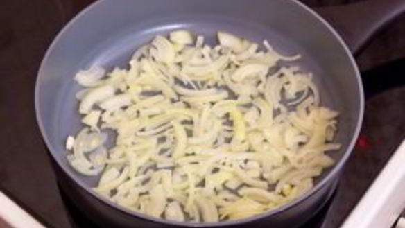 ШАГ 4. куриная печень, жаренная с луком и болгарским перцем