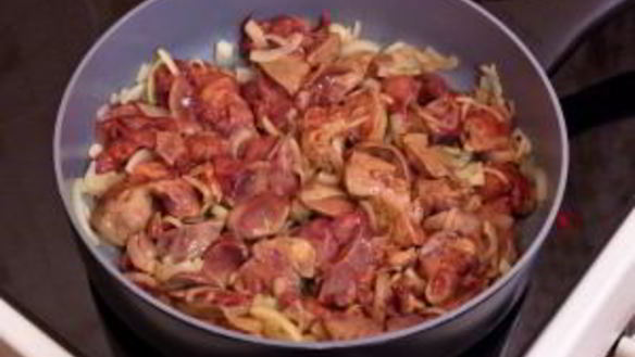 ШАГ 5. куриная печень, жаренная с луком и болгарским перцем