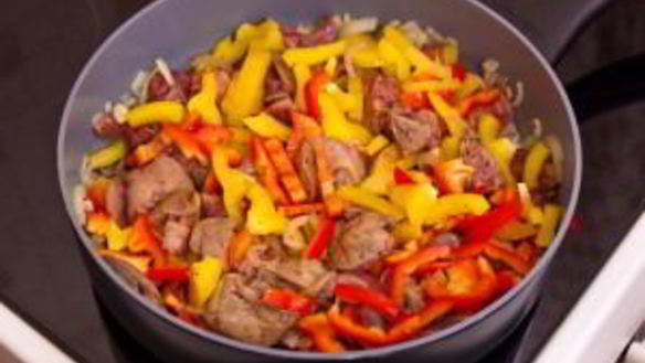 ШАГ 6. куриная печень, жаренная с луком и болгарским перцем