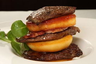 Нежная телячья печень с яблоками