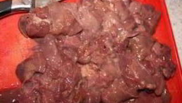 ШАГ 2. печень говяжья тушеная с грибами