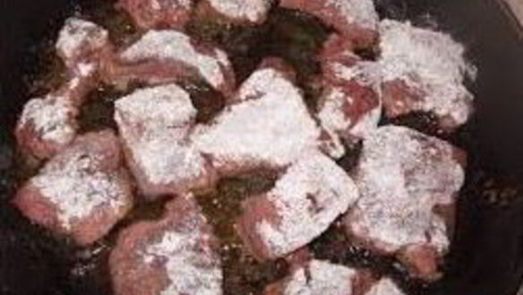 ШАГ 4. печень говяжья тушеная с грибами