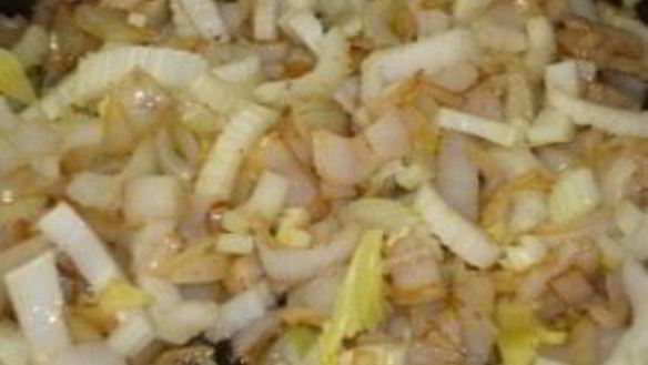 ШАГ 2. печень говяжья тушеная