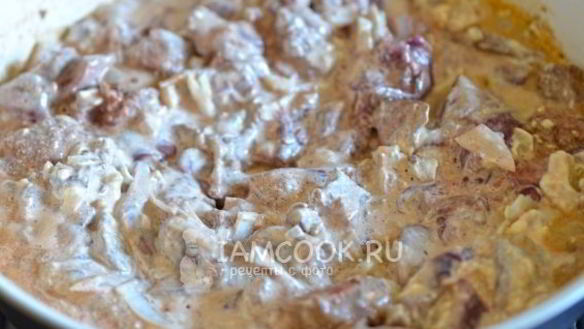 ШАГ 4. печень индейки тушеная с курагой и черносливом