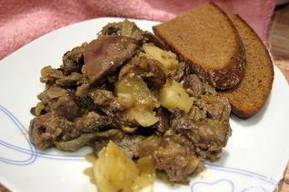 Печень с луком и яблоками
