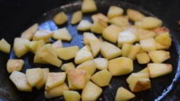 ШАГ 2. печень с луком и яблоками