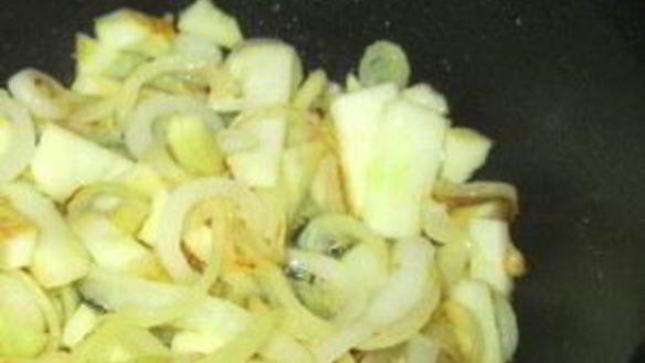 ШАГ 2. печень с яблоками в мультиварке