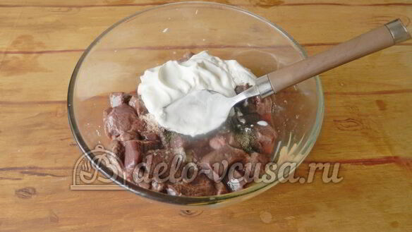ШАГ 2. печень свиная тушеная в сметане