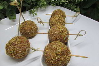 Печеночные шарики с жареным луком в фисташках