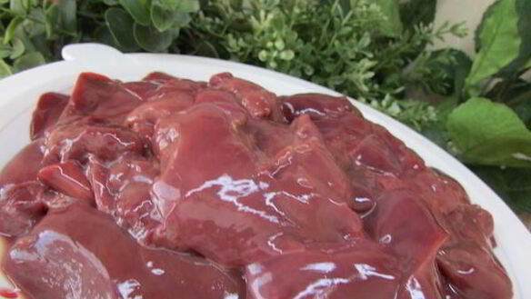 ШАГ 2. печеночные шарики с жареным луком в фисташках