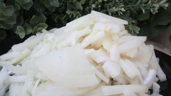 ШАГ 3. печеночные шарики с жареным луком в фисташках