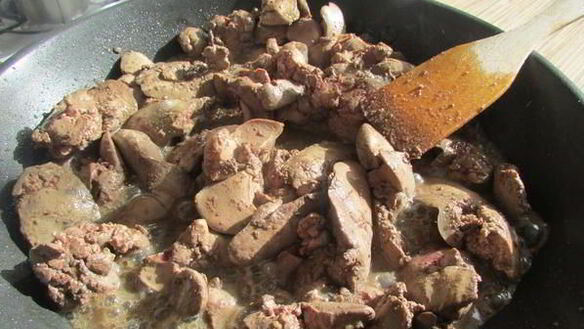 ШАГ 6. печеночные шарики с жареным луком в фисташках