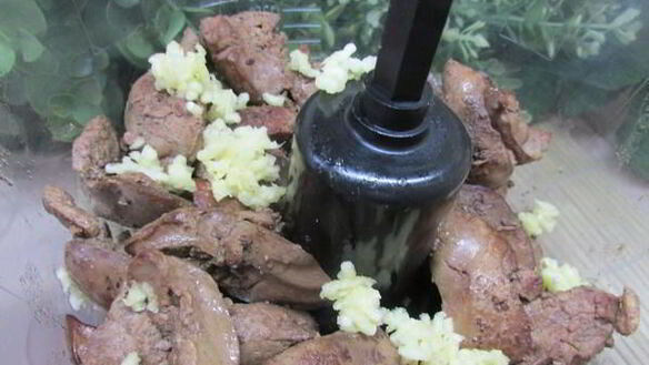 ШАГ 7. печеночные шарики с жареным луком в фисташках