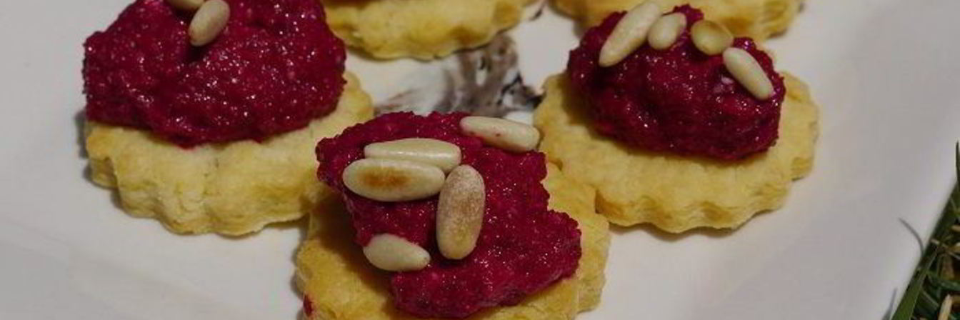 Печенье из пармезана со свекольным песто