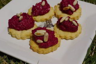 Печенье из пармезана со свекольным песто