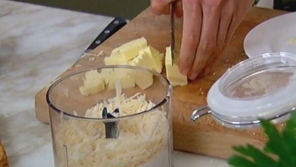 ШАГ 3. печенье из пармезана со свекольным песто