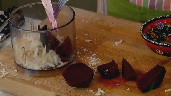 ШАГ 8. печенье из пармезана со свекольным песто