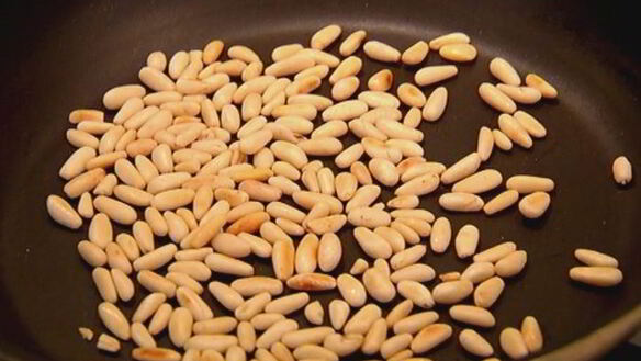 ШАГ 9. печенье из пармезана со свекольным песто