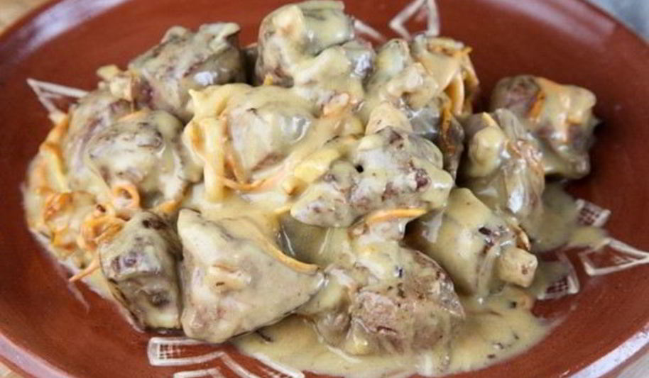 Рецепт сочная куриная печень в сырном соусе
