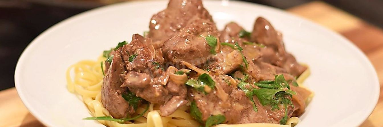 Свиная печень в сметане с луком тушеная