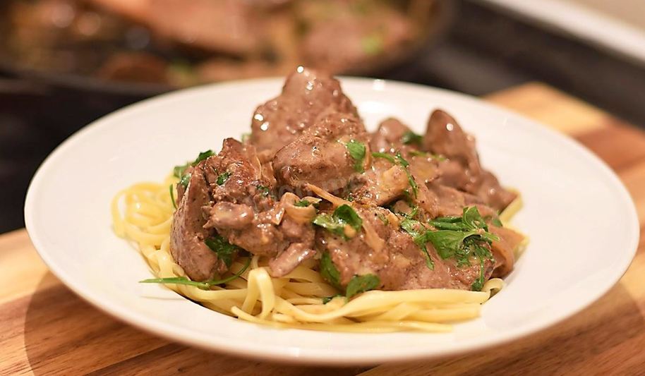 Рецепт свиная печень в сметане с луком тушеная