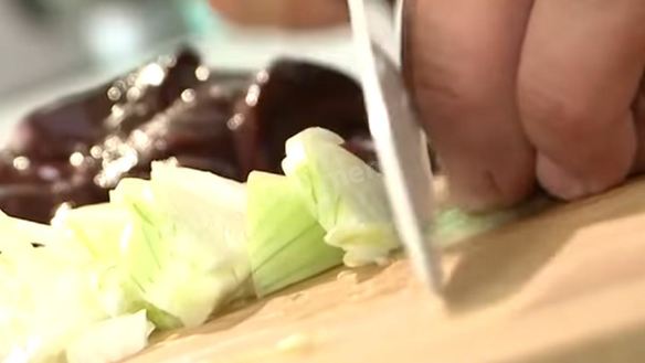 ШАГ 2. свиная печень в сметане с луком тушеная