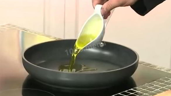 ШАГ 3. свиная печень в сметане с луком тушеная