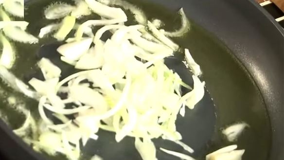 ШАГ 4. свиная печень в сметане с луком тушеная