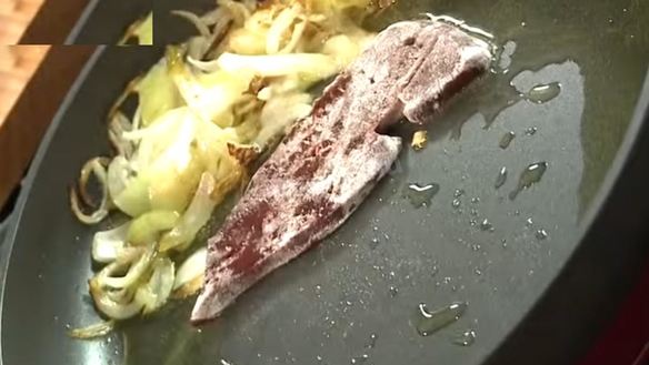 ШАГ 5. свиная печень в сметане с луком тушеная