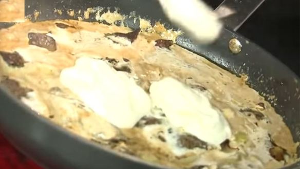 ШАГ 7. свиная печень в сметане с луком тушеная