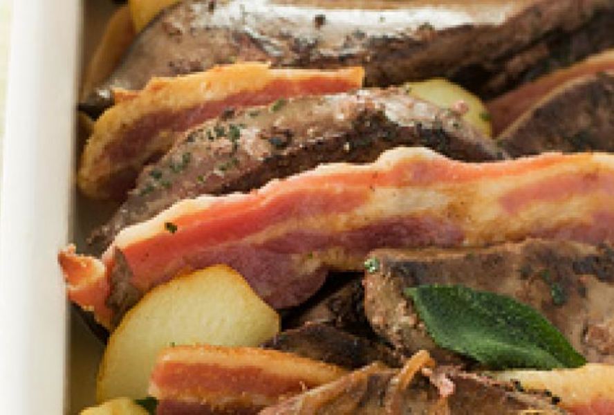 Телячья печень с беконом и картофелем