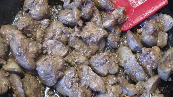 ШАГ 4. жареная куриная печень с кинзой