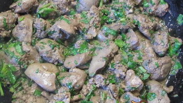 ШАГ 6. жареная куриная печень с кинзой