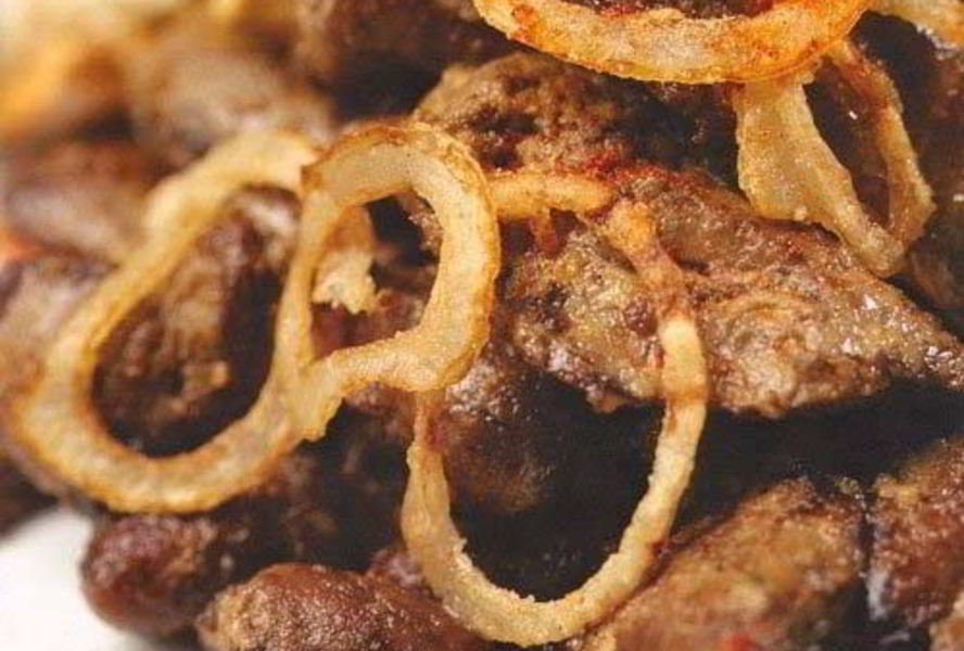 Жареная куриная печенка с луком и специями