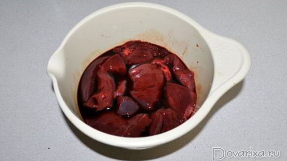 ШАГ 2. жареная печень, маринованная в соевом соусе