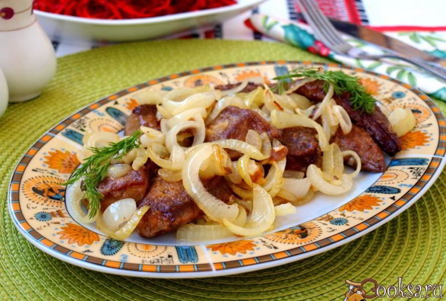 Жареная свиная печень с луком и чесноком