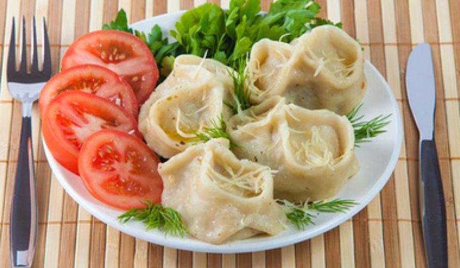 Рецепт хинкали с томатами и салатом