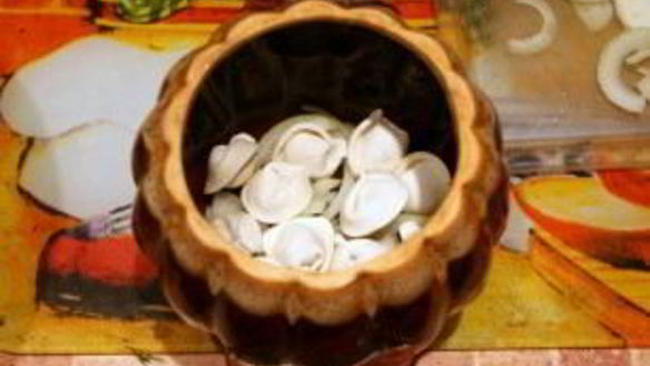 ШАГ 8. пельмени с грибами в горшочках