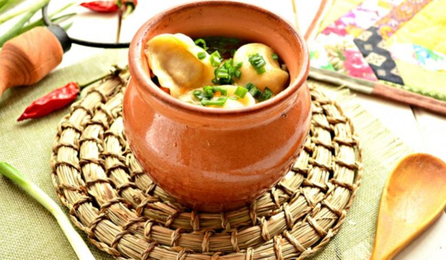 Рецепт пельмени в горшочках с овощами