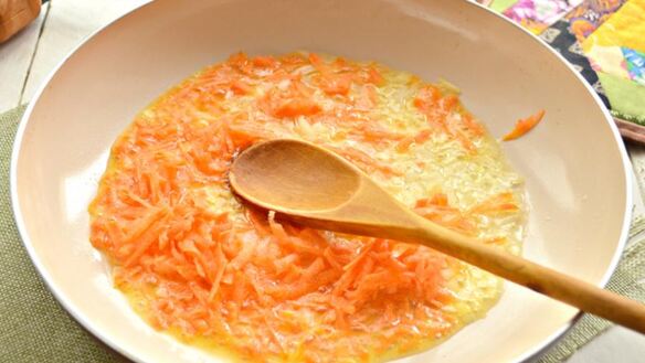 ШАГ 2. пельмени в горшочках с овощами