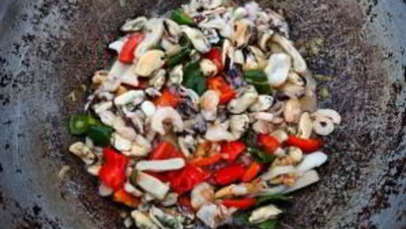 ШАГ 3. паэлья в казане