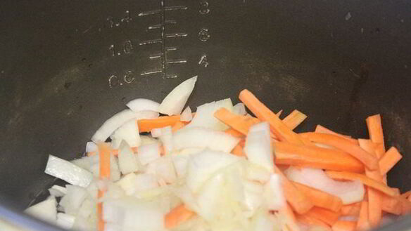 ШАГ 3. плов с курицей и курагой в мультиварке