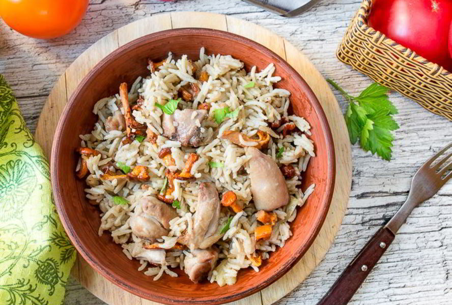 Плов с курицей и лисичками