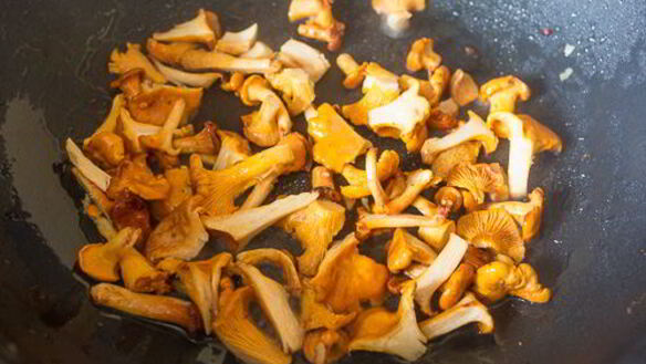 ШАГ 8. плов с курицей и лисичками