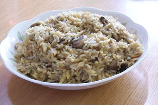 Плов с лесным орехом, грибами и пастой орзо