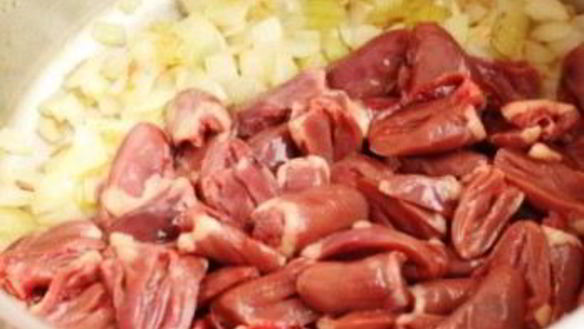 ШАГ 4. плов с сердечками куриными