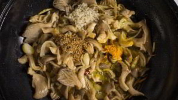 ШАГ 2. плов с вешенками