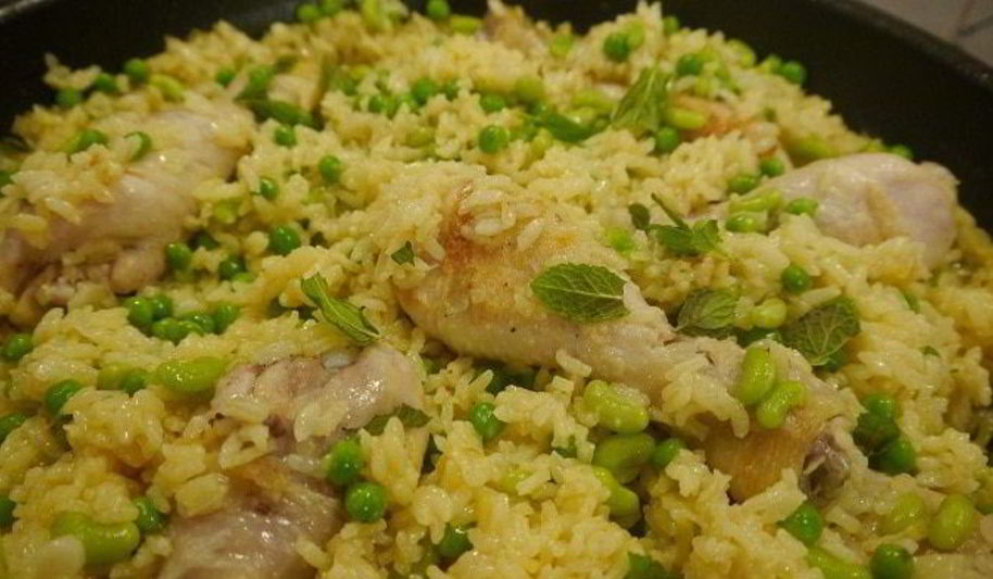 Рецепт весенняя паэлья с курицей и молодыми овощами