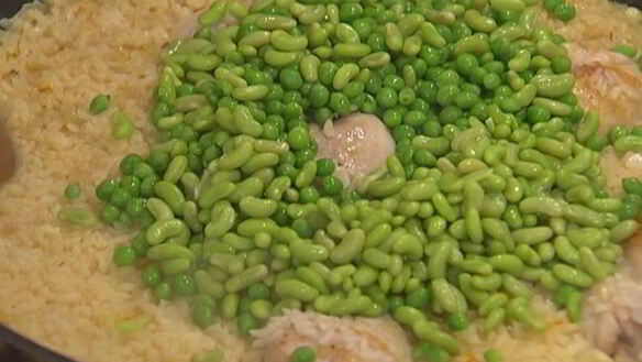 ШАГ 6. весенняя паэлья с курицей и молодыми овощами